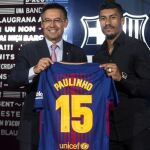 Josep Maria Bartomeu y Paulinho posan con la camiseta que lucirá el jugador durante esta temporada