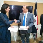 El embajador de la República Dominicana Olivo Rodríguez Huertas, (a la derecha) estrecha la mano de la presidenta del Patronato (FASM), María Guerrero Sanz, después de haber firmado el referido convenio.