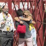 Maite Zaldívar saluda a su pareja Fernando Marcos a su salida de la prisión provincial de Alhaurín de la Torre (Málaga).