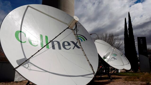 Repetidores de Cellnex en los exteriores de Torrespaña
