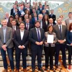 Representantes de todas las formaciones políticas de la Asamblea Regional firmaron ayer, por unanimidad, la reforma del Estatuto de la Cámara así como la creación de unidades de igualdad en las consejerías regionales