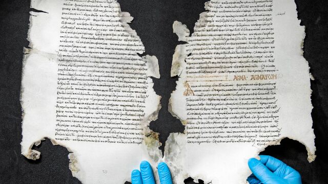 El fuego ha recortado los márgenes del pergamino, pero no ha borrado el inicio del «Cantar de los cantares», escrito con tinta roja, como se aprecia en la foto