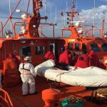 Imagen de las personas rescatadas en una embarcación de Salvamento Marítimo
