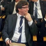 El presidente de la Generalitat, Carles Puigdemont (c), junto al conseller de la Presidencia Jordi Turull (i), y el presidente del grupo parlamentario de JxS, Lluís Corominas (d), al inicio de la reunión extraordinaria del consell nacional del PDeCAT. EFE/Toni Albir