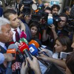 El expresidente del Gobierno Felipe González atiende a los medios durante su participación en la II Asamblea de Madrid Foro Empresarial