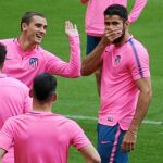 Griezmann da un manotazo a Diego Costa, que se tapa la boca durante el entrenamiento de ayer en el Metropolitano