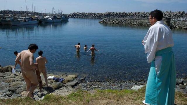 Sacerdotes japoneses en su rito del mar
