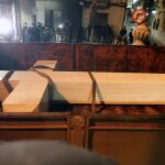 La Cruz de los Caídos de Callosa de Segura (Alicante), es trasladada en un camión tras ser retirada en cumplimiento de la Ley de Memoria Histórica