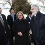 Amalio de Marichalar conversa con Plácido Domingo, en presencia de María José Gutiérrez, alcaldesa de Garray, el pasado noviembre, al término del exitoso concierto del universal tenor para conmemorar la gesta numantina