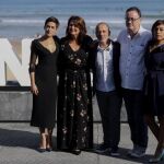 El director de "El autor", Manuel Martín Cuenca, posa junto a los actores María León, Javier Gutiérrez, Adelfa Calvo y Adriana Paz, hoy durante la presentación de su película en la sección oficial de la 65 edición del Festival Internacional de Cine de San Sebastián
