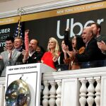 Los directivos de Uber, durante el toque de campana para inaugurar la sesión de hoy en Wall Street