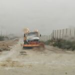 Desde primeras horas de la mañana las brigadas del Servicio de Conservación de Carreteras están resolviendo las incidencias de la red regional. LA RAZÓN