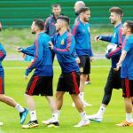 Los jugadores de España, distendidos durante el último entreno antes del partido contra Marruecos