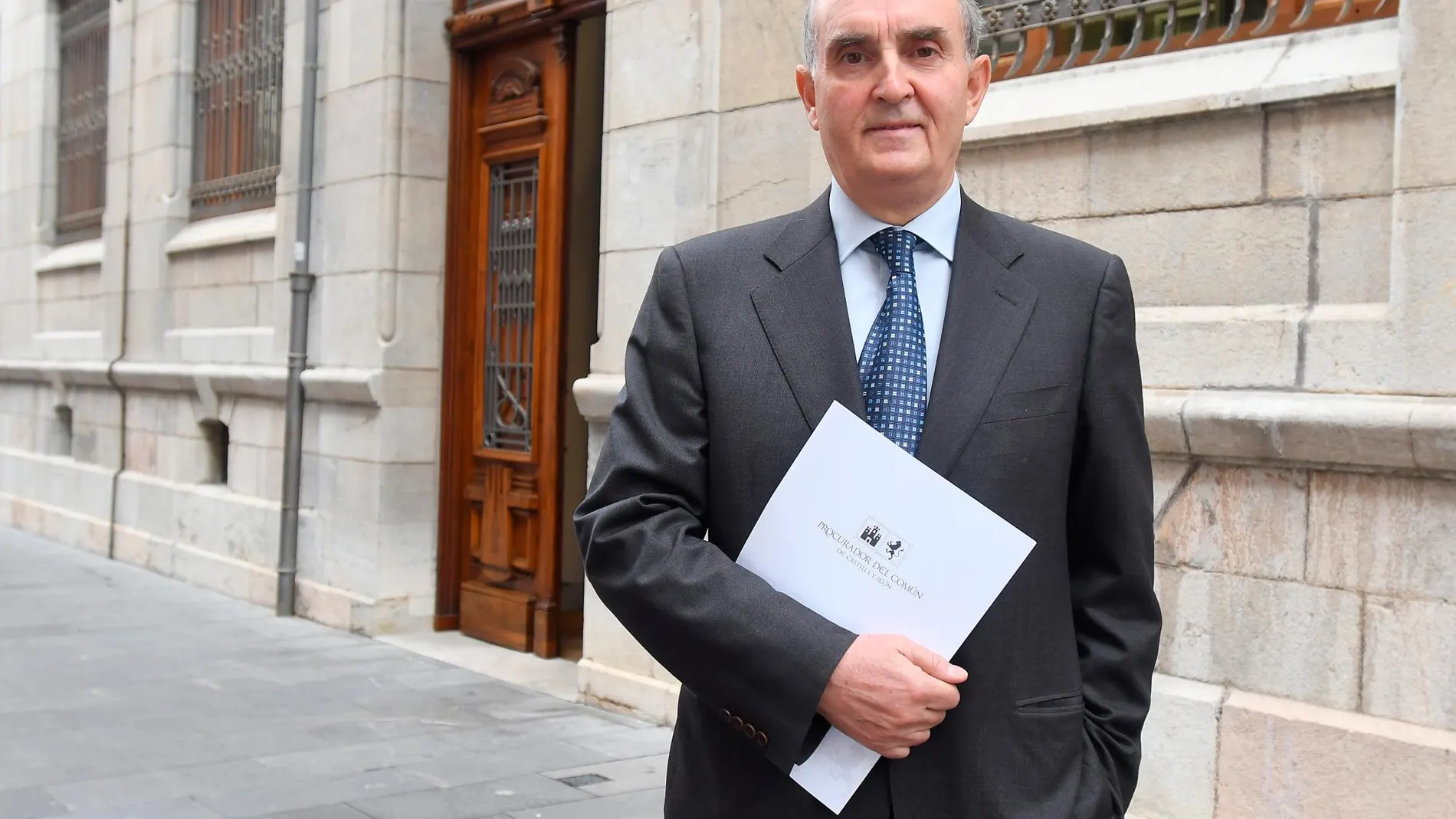 El Procurador del Común de Castilla y León, Tomás Quintana López, en la fachada de la sede en la capital leonesa