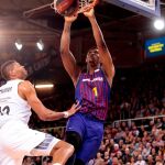 El jugador del Barcelona Seraphin (d) anota ante Tavares, del Real Madrid, durante el Barça-Madrid disputado en noviembre / Efe