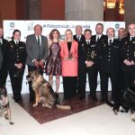 Cifuentes muestra su apoyo a la campaña de adopción de los “héroes de cuatro patas”