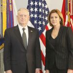 la ministra española de Defensa, María Dolores de Cospedal, y su colega estadounidense, general James Mattis