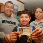 Propietarios del bar Blondie de Villasana de Mena (Burgos), donde se vendió el segundo premio