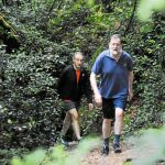 El ex presidente del Gobierno, Mariano Rajoy, con uno de sus acompañantes habituales a la hora de hacer ejercicio, José Benito Suárez, en su paseo mañanero en la ruta Da Pedra e Da Agua en el río Armenteira, el día de las primarias del PP