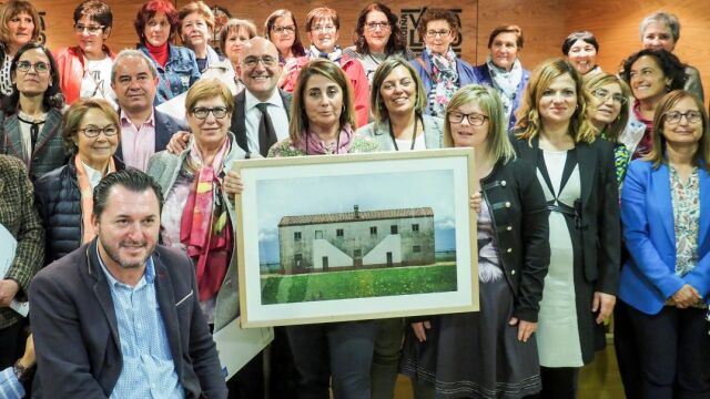 La consejera de Agricultura y Ganadería, Milagros Marcos; y el presidente de la Diputación de Valladolid, Jesús Julio Carnero, junto a los participantes en los actos con motivo del Día Internacional de la Mujer Rural, en el Centro e-LEA Miguel Delibes de la Villa del Libro de Urueña