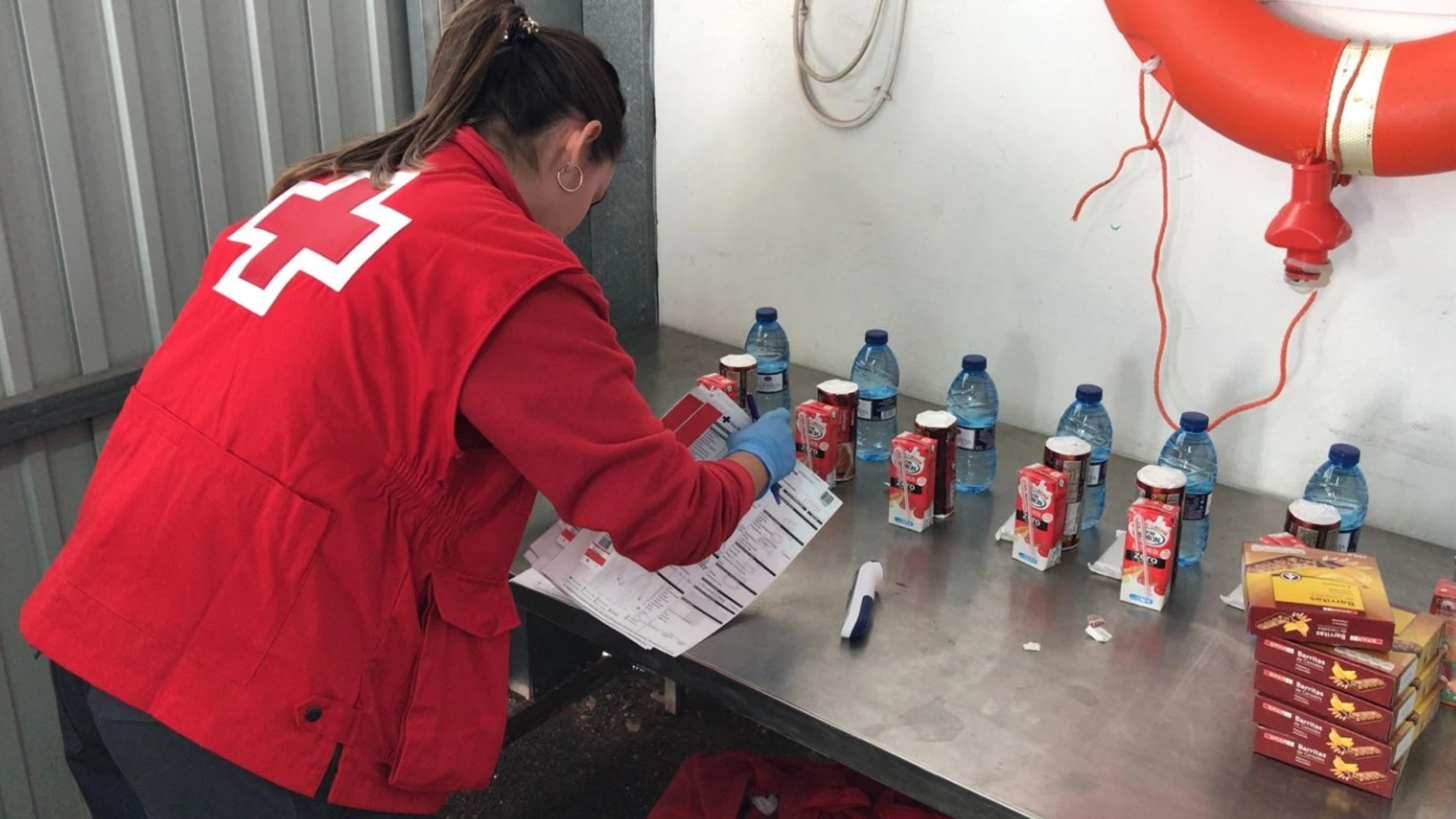 El equipo de Cruz Roja atendió a los inmigrantes que llegaron al Puerto de Cartagena