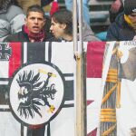 Aficionados despliegan pancartas con símbolos fascistas y neonazis durante un partido de fútbol en Roma