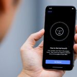 Un móvil de Apple con sistema de detector facial / Reuters