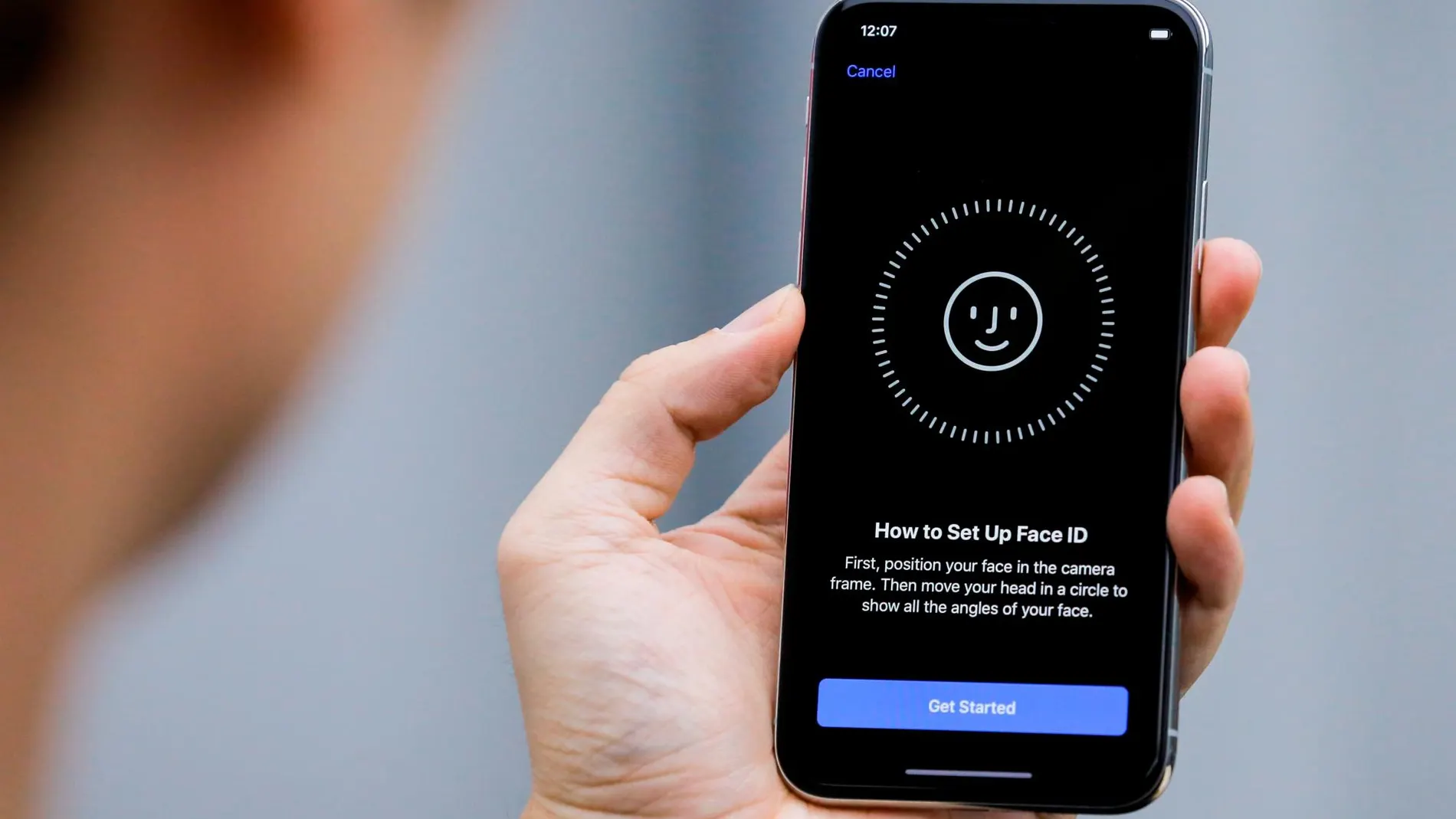 Un móvil de Apple con sistema de detector facial / Reuters