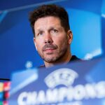 El entrenador del Atlético de Madrid, el argentino Diego Pablo Simeone, durante la rueda de prensa previa al partido de Liga de Campeones que disputarán mañana frente a la Roma en el estadio Wanda Metropolitano