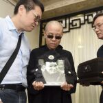 Liu Xia, en el centro, viuda del Nobel de la Paz Liu Xiaobo. Foto: Ap