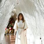 La primera dama de EEUU, Melania Trump, se dispone a participar en un taller de manualidades con un grupo de niños de la base aérea de Andrews, durante la jornada de presentación de la decoración navideña de la Casa Blanca