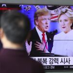 Un hombre sigue el debate por televisión