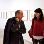 Ana Redondo conversa con el hijo de Eduardo Chillida y presidente de la Fundación, Luis Chillida