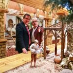 El presidente de la Fundación Cajasol, Antonio Pulido, junto al belenista Luis Garduño
