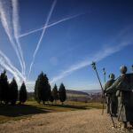 Imagen de dos representaciones de preregrinos en el Camino de Santiago