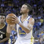 Stephen Curry a punto de anotar uno de sus 13 triples