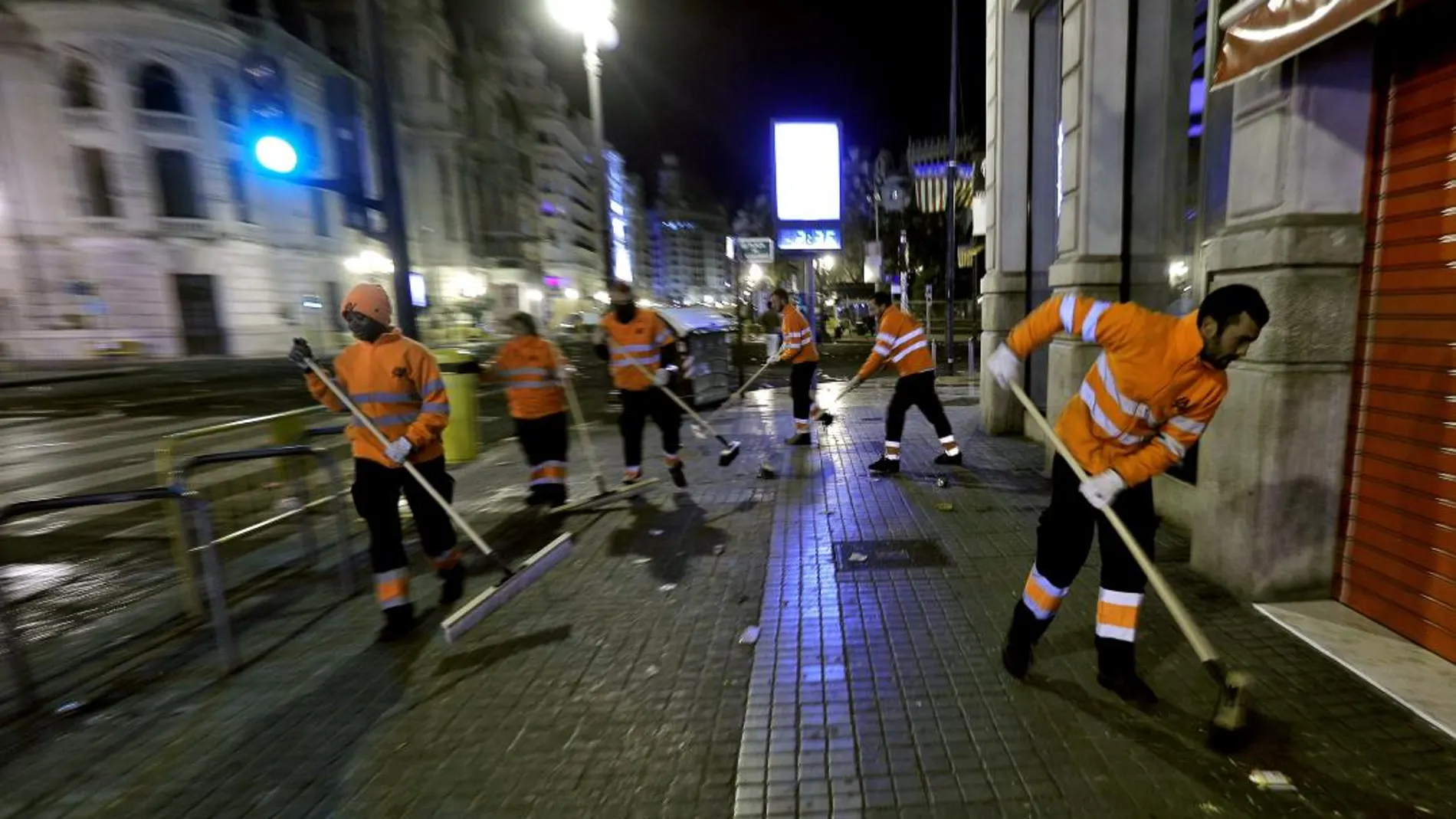 Las Fallas han dejado un volumen de residuos similar al del año pasado, aunque se ha incrementado el reciclaje y se ha reducido el vandalismo, como la quema de contenedores o los daños en jardinería, según el Ayuntamiento