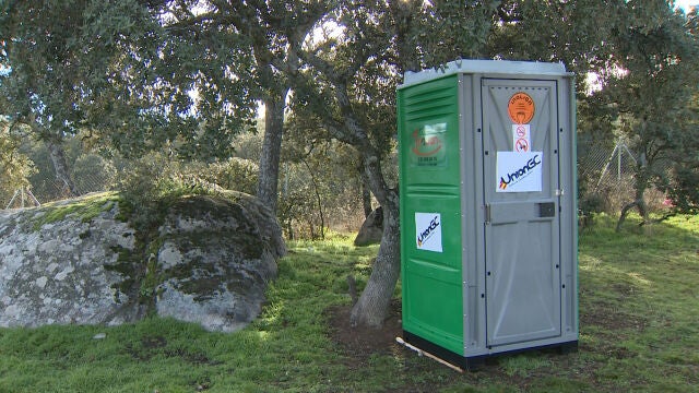 La Unión de Guardias Civiles ha instalado un baño portátil pagado por la asociación La Unión de Guardias Civiles ha instalado un baño portátil pagado por la asociación