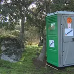 La Unión de Guardias Civiles ha instalado un baño portátil pagado por la asociación