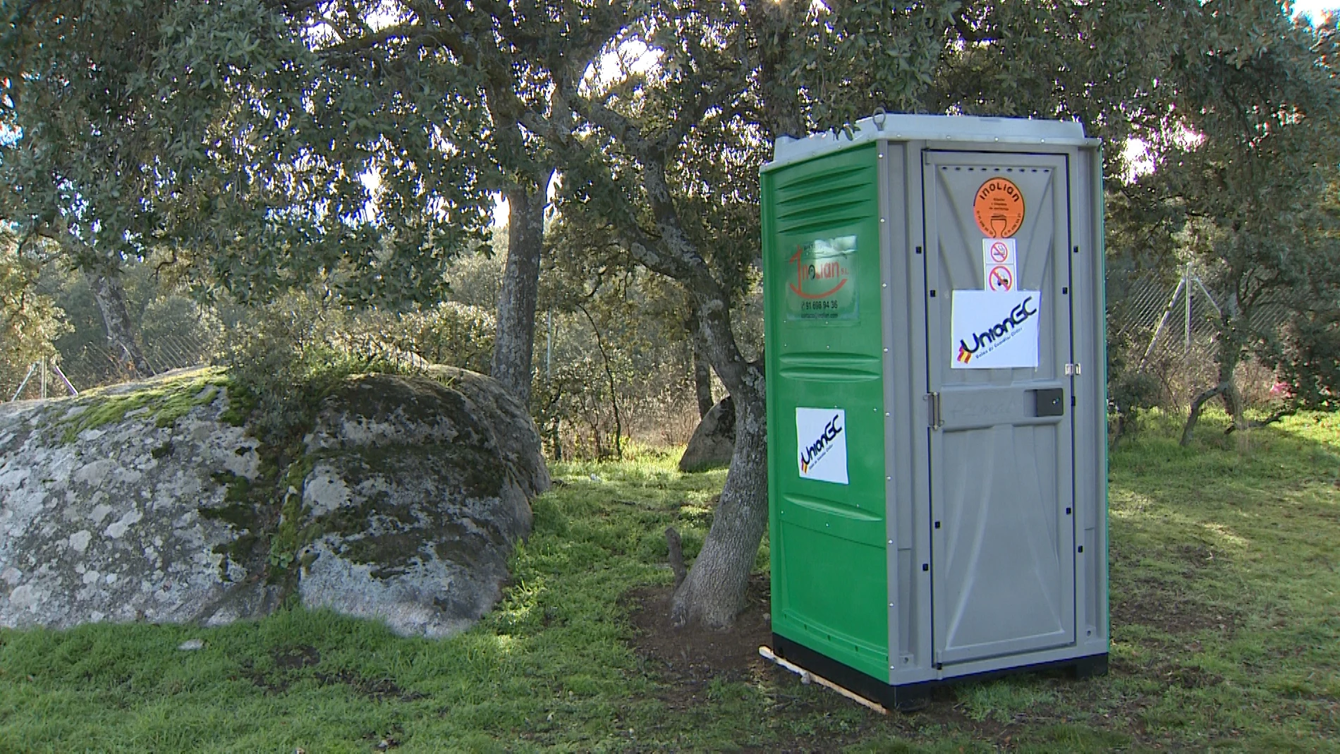 La Unión de Guardias Civiles ha instalado un baño portátil pagado por la asociación