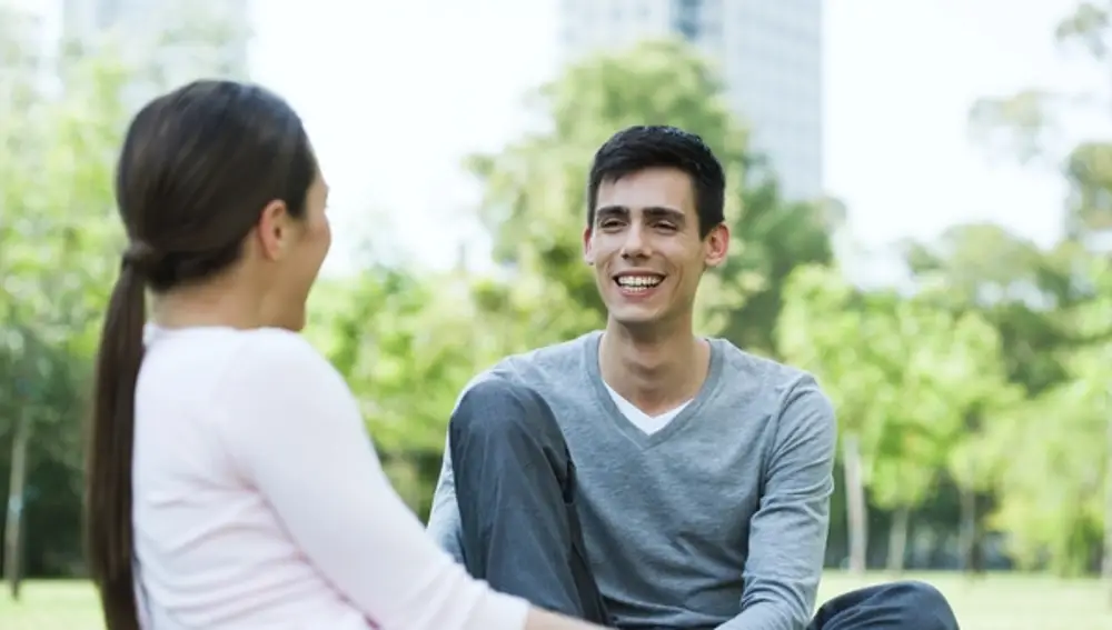 Hay que quitarse el miedo a hablar en inglés y para ello puedes buscar gente con la que mantener una conversación cara a cara o por skype / Foto: Gtres