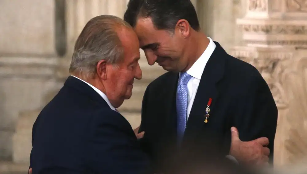 Don Juan Carlos abraza a Don Felipe tras firmar la Ley Orgánica que hacía efectiva su abdicación en una solemne ceremonia