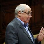 El lider del CSQEP, Lluis Rabell rdurante su intervención tras la declaración del presidente Carles Puigdemont en el Parlament