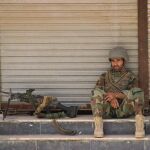 Un soldado del Ejército afgano en un descanso durante los combates por el control de Kunduz.