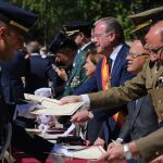 El alcalde Antonio Silván durante el acto de nombramiento a los alumnos
