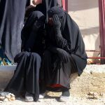 Mujeres iraquíes que huyeron de Mosul después de que llegaron al campo sirio de Hasakah, en el noreste de Siria