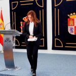 La presidenta de las Cortes, Silvia Clemente, se retira del estrado, tras ofrecer el comunicado con el que abandona su cargo y militancia en el PP