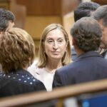 Ana Pastor conversa con sus compañeros de partido tras ser elegida presidenta del Congreso