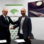 El director de Relaciones Institucionales y con Grupos de Unicaja Banco, Fernando Ríos, y el director general del Teatro de la Maestranza, Javier Menéndez