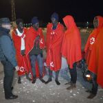 Inmigrantes subsaharianos rescatados por efectivos de Salvamento Marítimo en las cercanías de la isla de Alborán hoy